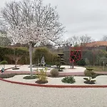 Proche St Emilion , Pause Quelque Part Au Jardin Des Erables Et Des Niwakis
