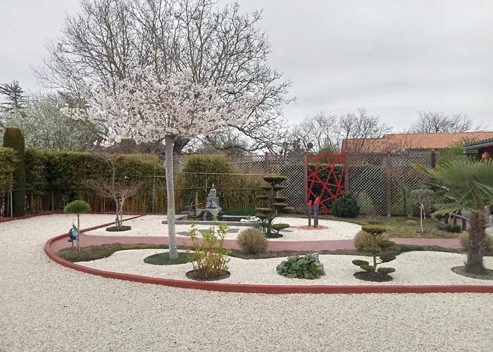 Proche St Emilion , Pause Quelque Part Au Jardin Des Erables Et Des Niwakis