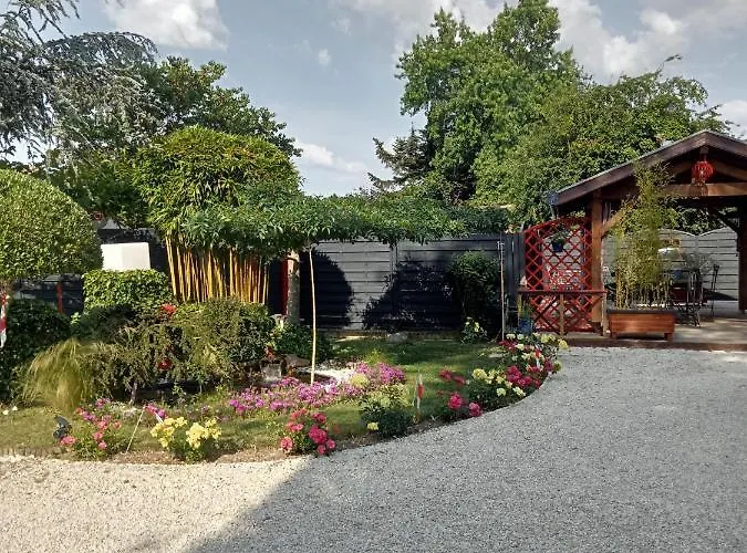 Proche St Emilion , Pause Quelque Part Au Jardin Des Erables Et Des Niwakis 4*