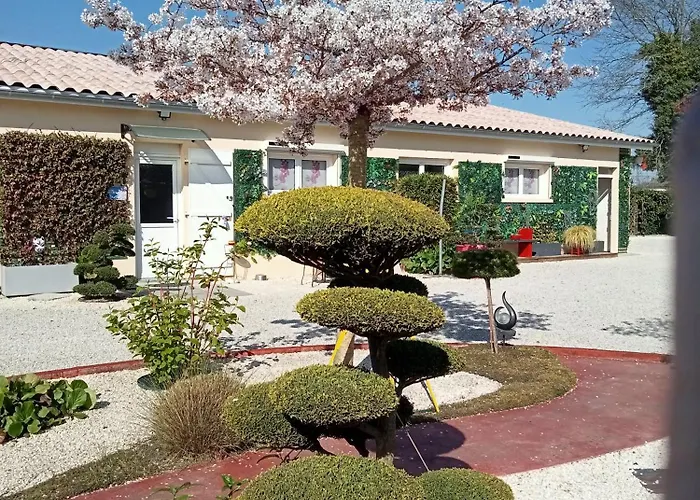 Proche St Emilion , Pause Quelque Part Au Jardin Des Erables Et Des Niwakis